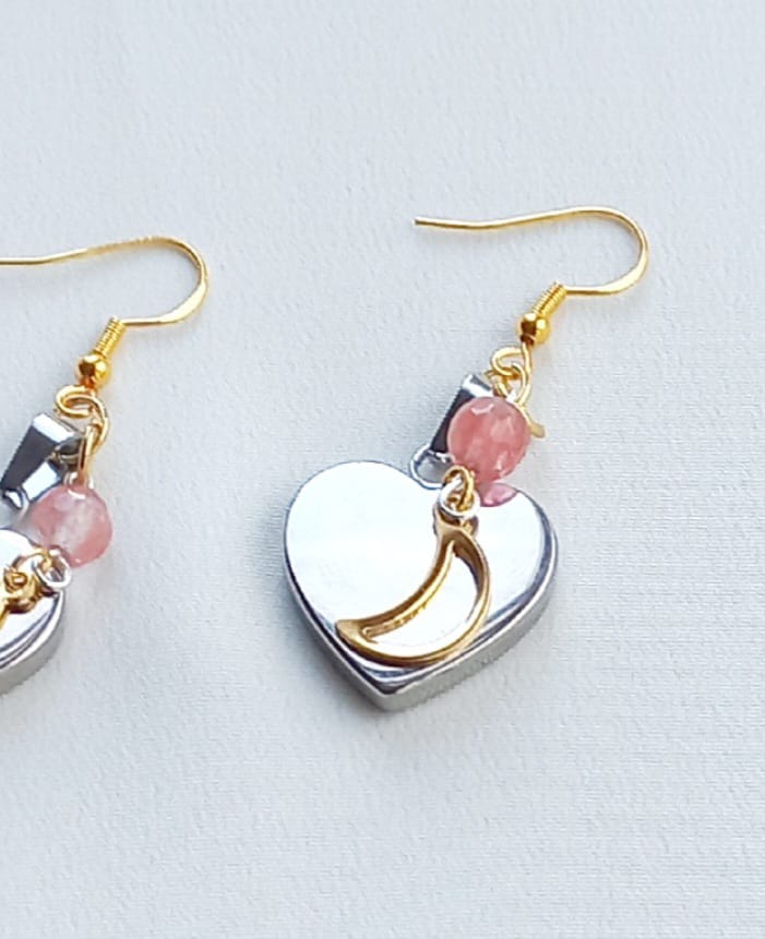 Aretes de corazón plateado con Cuarzo y adornos dorados