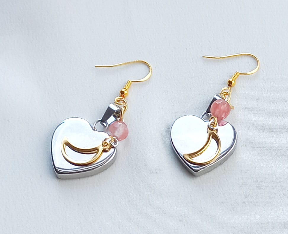 Aretes de corazón plateado con Cuarzo y adornos dorados