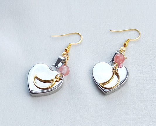 Aretes de corazón plateado con Cuarzo y adornos dorados