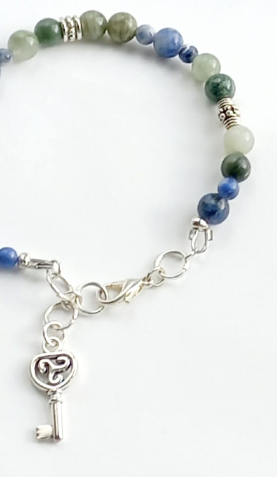 Pulsera de piedra lunar azul y cuentas de jade