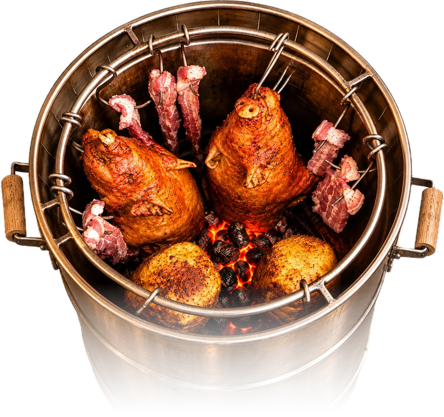 Barril de asado con cerdo, tocino y papas colgando sobre las brasas
